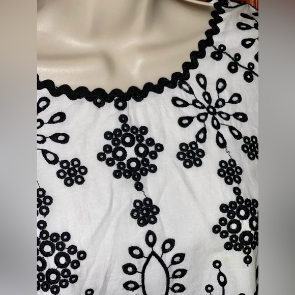 NWT Jax Black Label White and Black embroidered Dress.  Size 14 - Picture 5 of 7